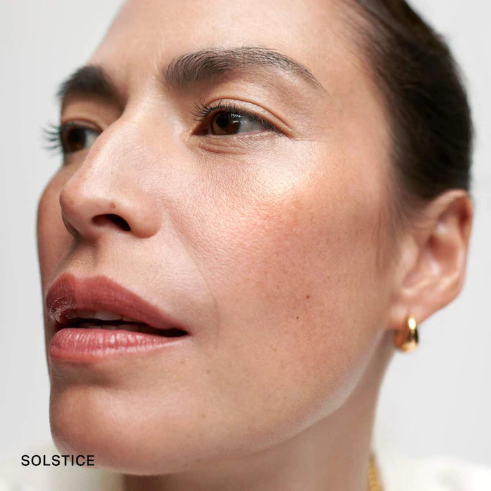 MERIT
Day Glow Dewy Highlighting Balm