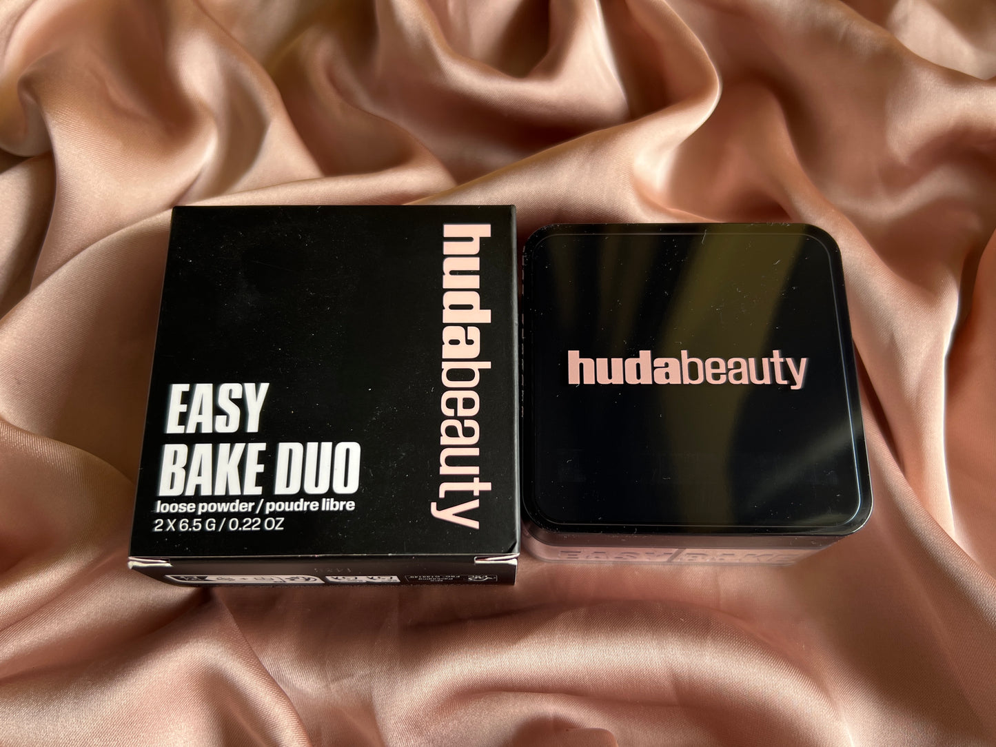 HUDA BEAUTY 
Easy Bake Loose Powder Brightening + Correcting Duo