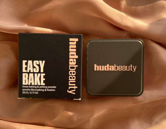 HUDA BEAUTY 
Easy Bake Blurring Loose Baking & Setting Powder