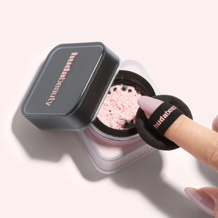 HUDA BEAUTY 
Mini Easy Bake Loose Baking & Setting Powder ( NEW PACKAGING )