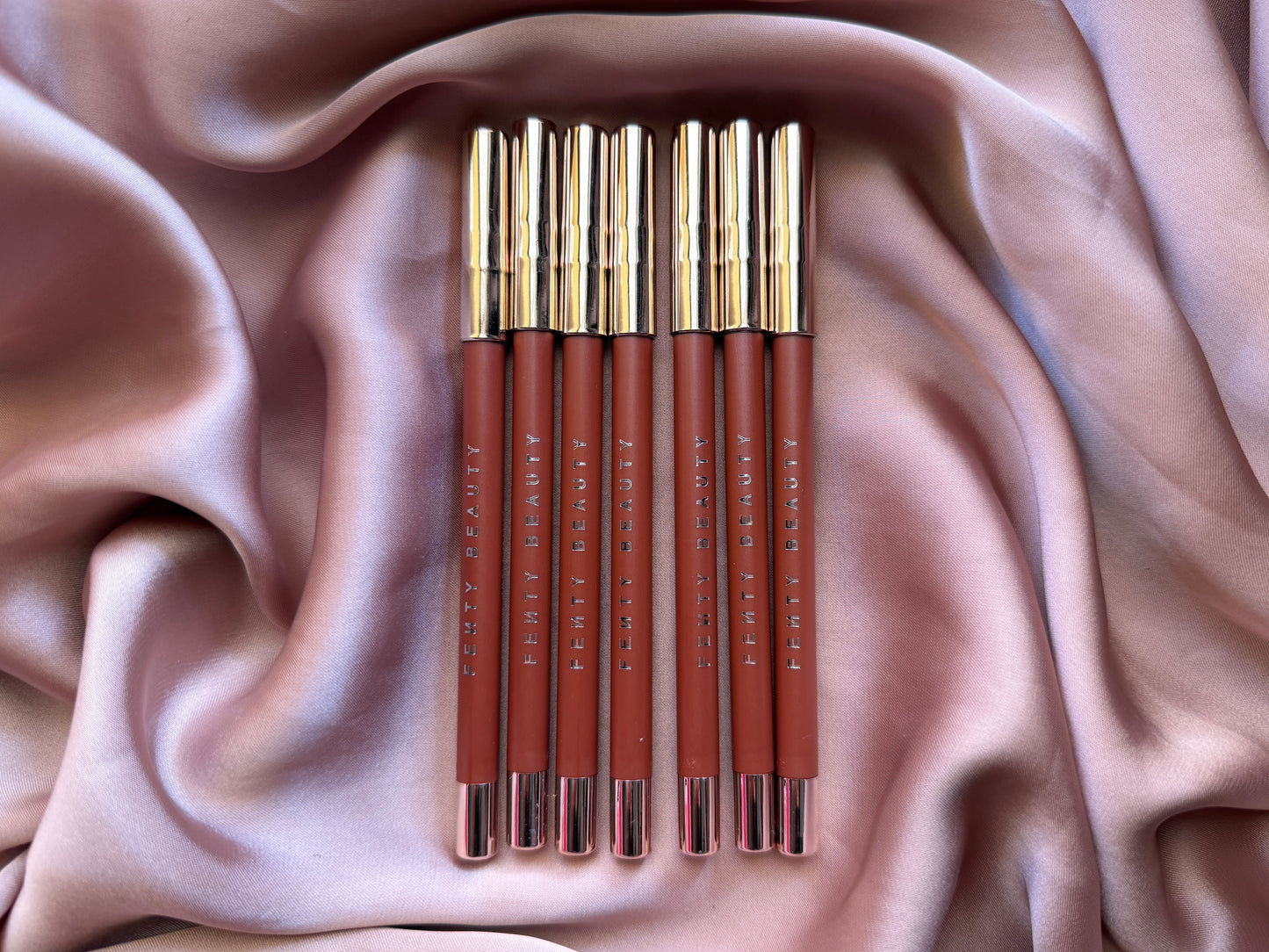 Fenty Beauty by Rihanna 
Trace'd Out Longwear Waterproof Pencil Lip Liner ( without packaging )