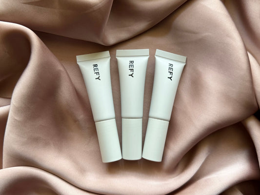 REFY 
Lip Gloss with Hyaluronic Acid ( without packaging )