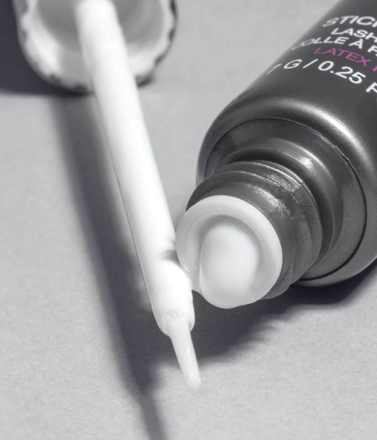 HUDA BEAUTY                            STICKY TACK LATEX-FREE LASH GLUE