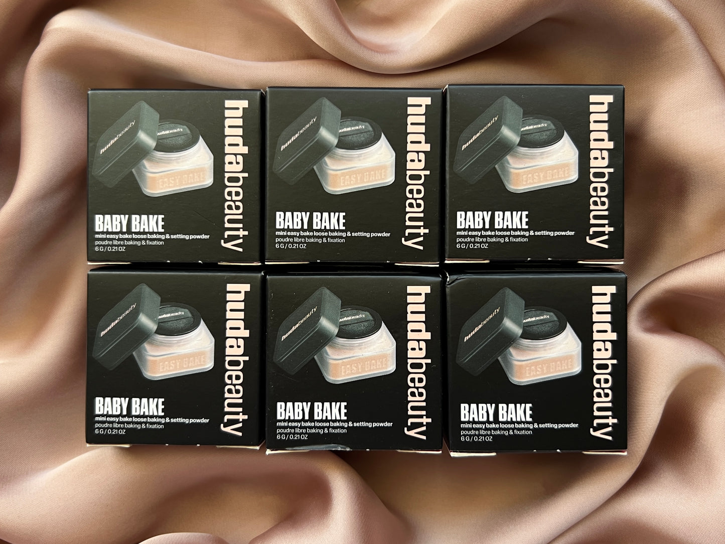 HUDA BEAUTY 
Mini Easy Bake Loose Baking & Setting Powder ( NEW PACKAGING )
