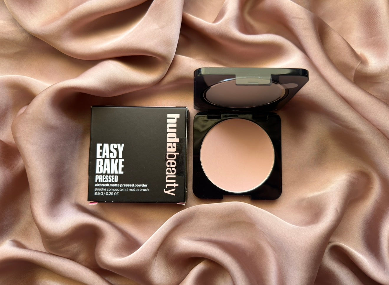 HUDA BEAUTY 
Easy Bake Airbrush Matte Pressed Setting Powder