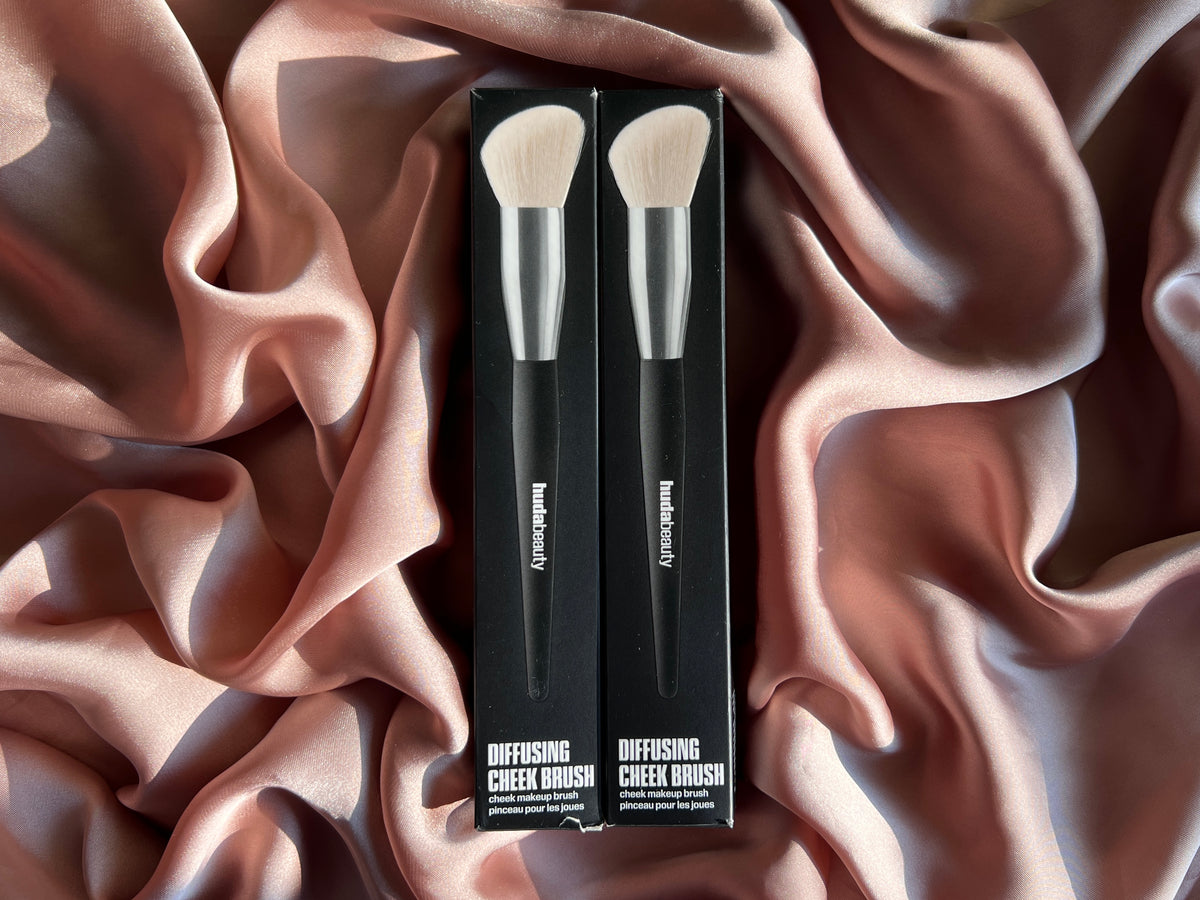 Diffusing Definition Brush HUDA BEAUTY DIFFUSING CHEEK BRUSH – Beauty Corner