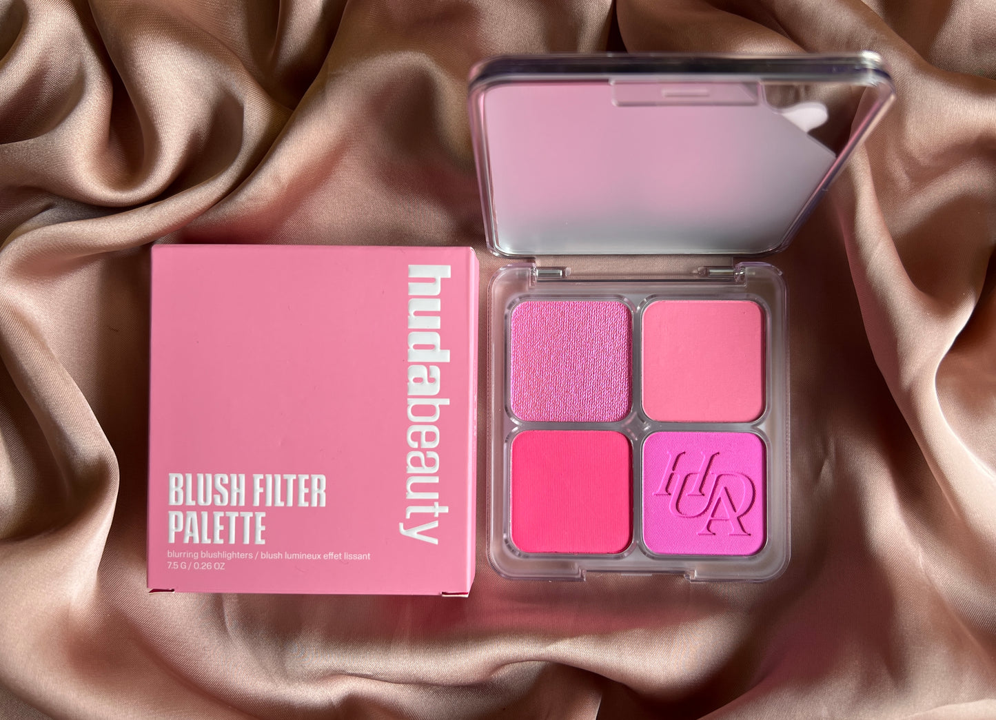 HUDA BEAUTY 
Blush Filter Blurring Blushlighters Palette