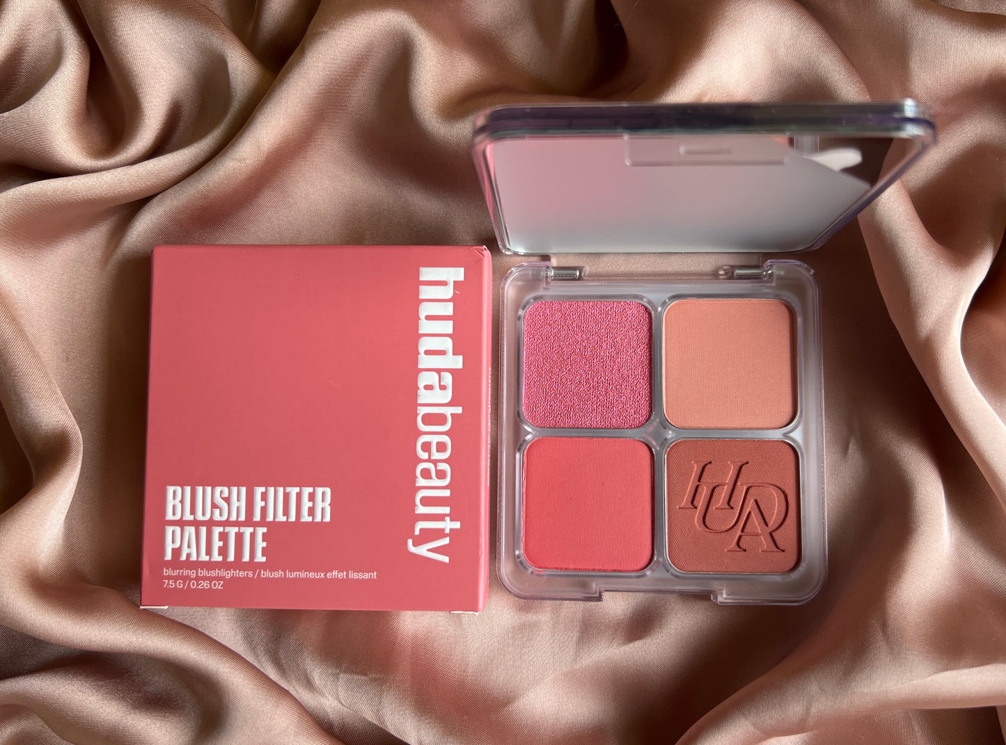 HUDA BEAUTY 
Blush Filter Blurring Blushlighters Palette